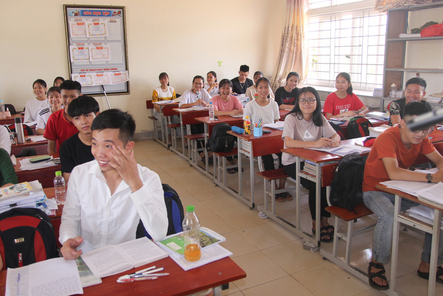 Đều là học sinh DTTS, các bạn trong lớp đoàn kết, yêu thương và cùng phấn đấu học tập để đạt điểm cao thi THPT quốc gia Đều là học sinh DTTS, các bạn trong lớp đoàn kết, yêu thương và cùng phấn đấu học tập để đạt điểm cao thi THPT quốc gia