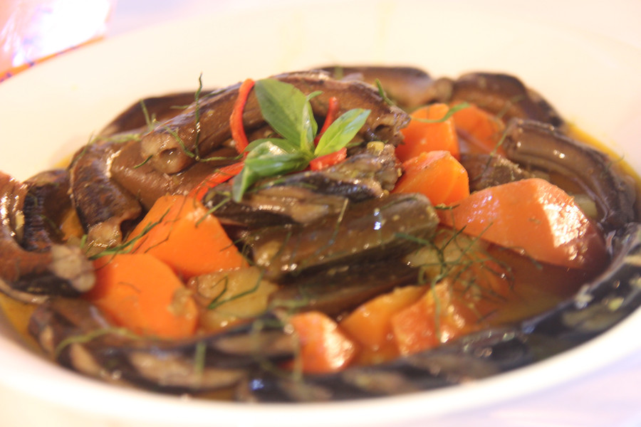 Miếng thịt lươn còn giữ nguyên vị tươi ngọt.