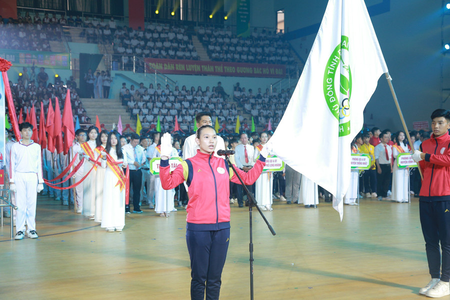 Phù Thị Lan Anh, vận động viên môn Karate đơn vị TP Biên Hoà thay mặt các vận động viên đọc tuyên thệ. Ảnh: Phúc Minh.