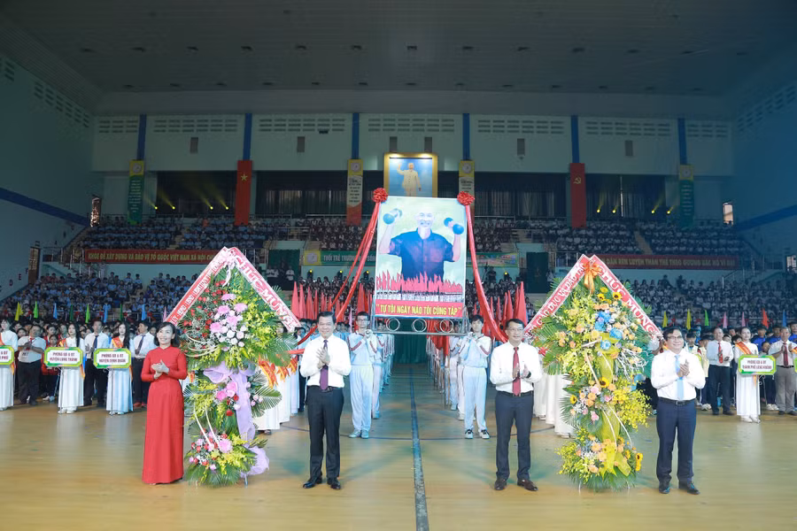 Bí thư Tỉnh uỷ Đồng Nai Nguyễn Hồng Lĩnh (thứ hai từ trái sang) và ông Lê Thắng Lợi, Phó Giám đốc Trung tâm phát triển Giáo dục và Đào tạo phía Nam - Bộ GD&ĐT (thứ ba từ trái sang) tặng hoa chúc mừng Hội khỏe Phù Đổng. Ảnh: Phúc Minh. Bí thư Tỉnh uỷ Đồng Nai Nguyễn Hồng Lĩnh (thứ hai từ trái sang) và ông Lê Thắng Lợi, Phó Giám đốc Trung tâm phát triển Giáo dục và Đào tạo phía Nam - Bộ GD&ĐT (thứ ba từ trái sang) tặng hoa chúc mừng Hội khỏe Phù Đổng. Ảnh: Phúc Minh.