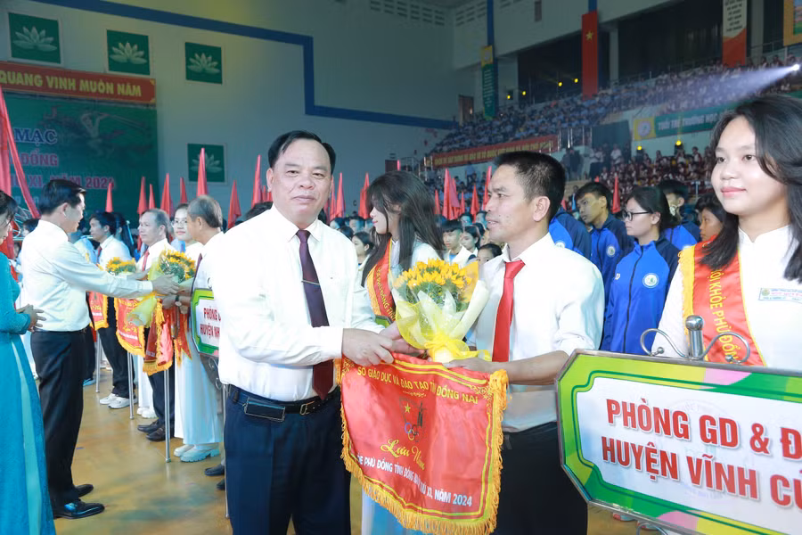 Quyền Chủ tịch UBND tỉnh Võ Tấn Đức trao cờ lưu niệm cho các đơn vị tham dự Hội khỏe Phù Đổng tỉnh Đồng Nai lần thứ 11. Ảnh: Phúc Minh. hi Quyền Chủ tịch UBND tỉnh Võ Tấn Đức trao cờ lưu niệm cho các đơn vị tham dự Hội khỏe Phù Đổng tỉnh Đồng Nai lần thứ 11. Ảnh: Phúc Minh. hi