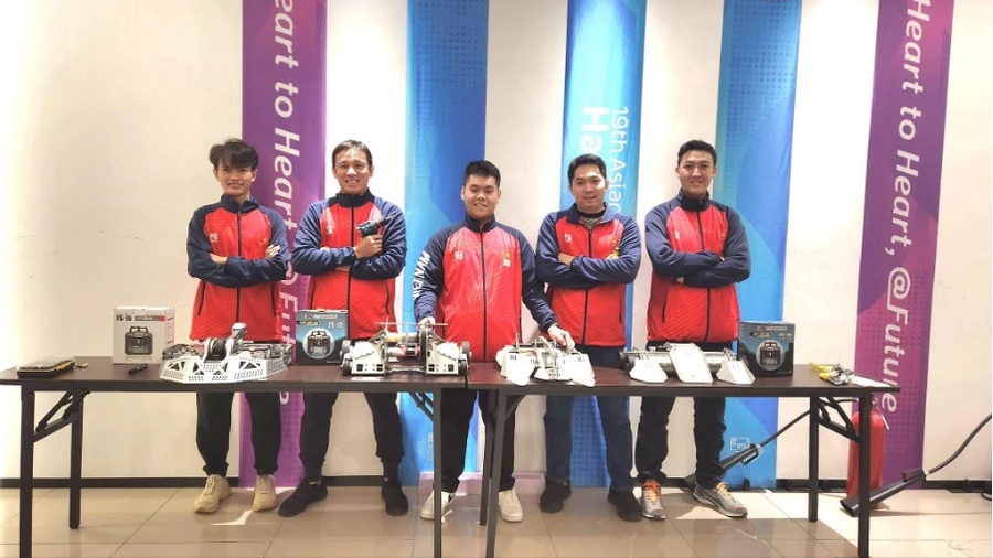 Đội tuyển AIES Robot Sports. Ảnh: LHU