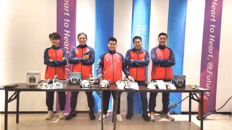 Đội tuyển AIES Robot Sports. Ảnh: LHU