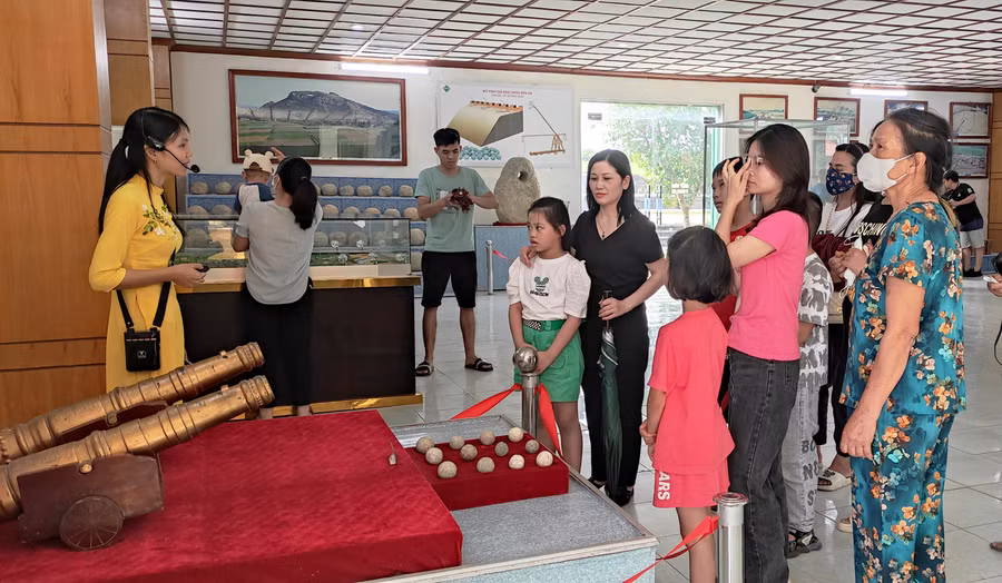 Du khách tham quan Di sản Văn hóa Thế giới Thành Nhà Hồ. Ảnh minh họa. 