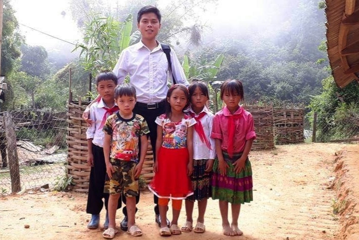 Thầy giáo Cầm Bá Can và học trò của mình ở bản Sài Khao, xã Mường Lý, huyện Mường Lát. Ảnh: NVCC Thầy giáo Cầm Bá Can và học trò của mình ở bản Sài Khao, xã Mường Lý, huyện Mường Lát. Ảnh: NVCC