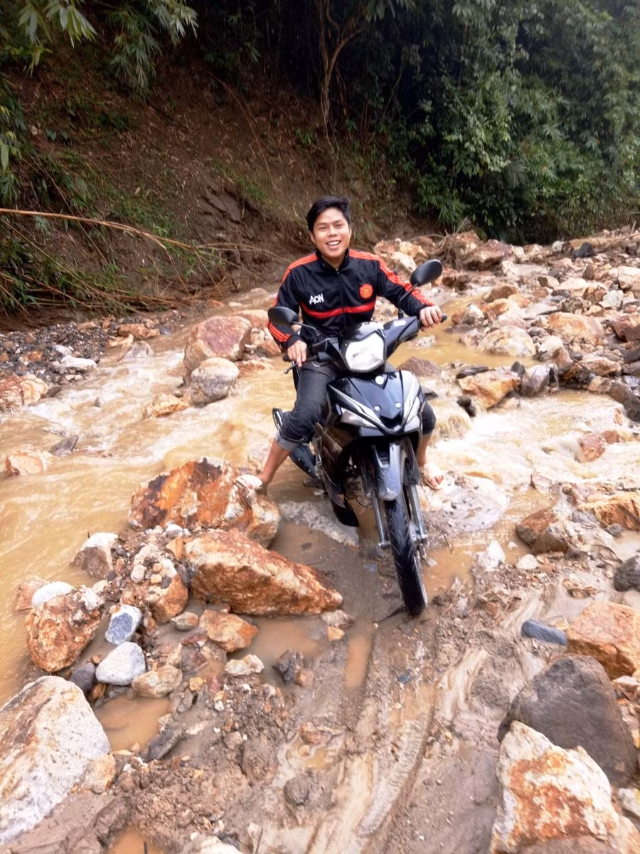 Thầy giáo Cầm Bá Can đã thoát chết trong trận lũ lịch sử tràn qua huyện Mường Lát hồi tháng 10/2018. Ảnh: NVCC Thầy giáo Cầm Bá Can đã thoát chết trong trận lũ lịch sử tràn qua huyện Mường Lát hồi tháng 10/2018. Ảnh: NVCC