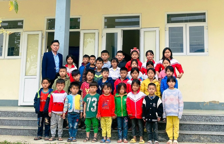 Thầy giáo Cầm Bá Can và những học sinh của mình ở điểm trường bản Lìn, xã Trung Lý, huyện Mường Lát (Thanh Hóa). Ảnh: NVCC Thầy giáo Cầm Bá Can và những học sinh của mình ở điểm trường bản Lìn, xã Trung Lý, huyện Mường Lát (Thanh Hóa). Ảnh: NVCC