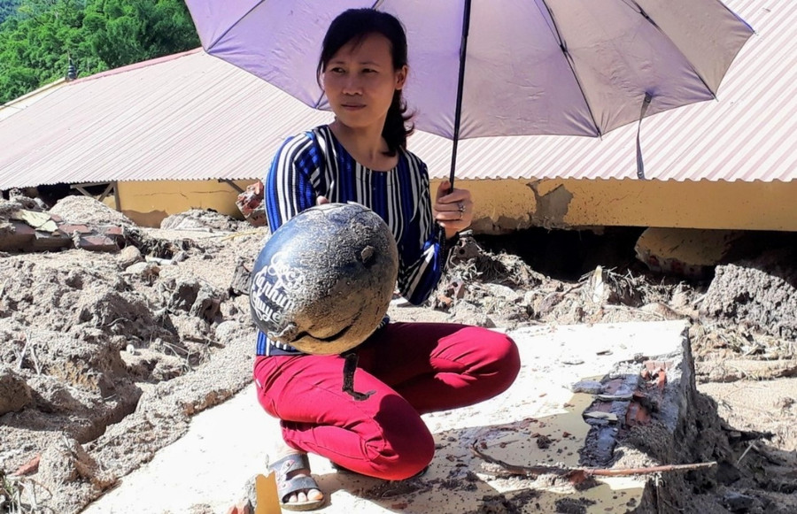 Cô giáo Nguyễn Thị Thanh Hiền (vợ thầy giáo Can) nhặt nhạnh những gì còn sót lại sau trận lũ lịch sử tràn qua huyện Mường Lát hồi tháng 10/2018. Ảnh: NVCC Cô giáo Nguyễn Thị Thanh Hiền (vợ thầy giáo Can) nhặt nhạnh những gì còn sót lại sau trận lũ lịch sử tràn qua huyện Mường Lát hồi tháng 10/2018. Ảnh: NVCC