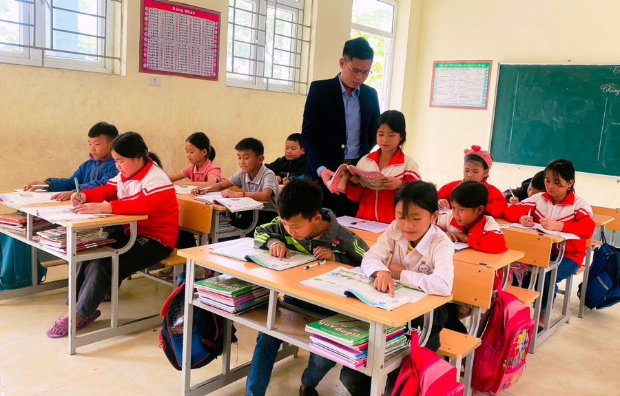 Nhà giáo tiêu biểu Cầm Bá Can đang tận tình chỉ bảo cho học trò. Ảnh: NVCC Nhà giáo tiêu biểu Cầm Bá Can đang tận tình chỉ bảo cho học trò. Ảnh: NVCC
