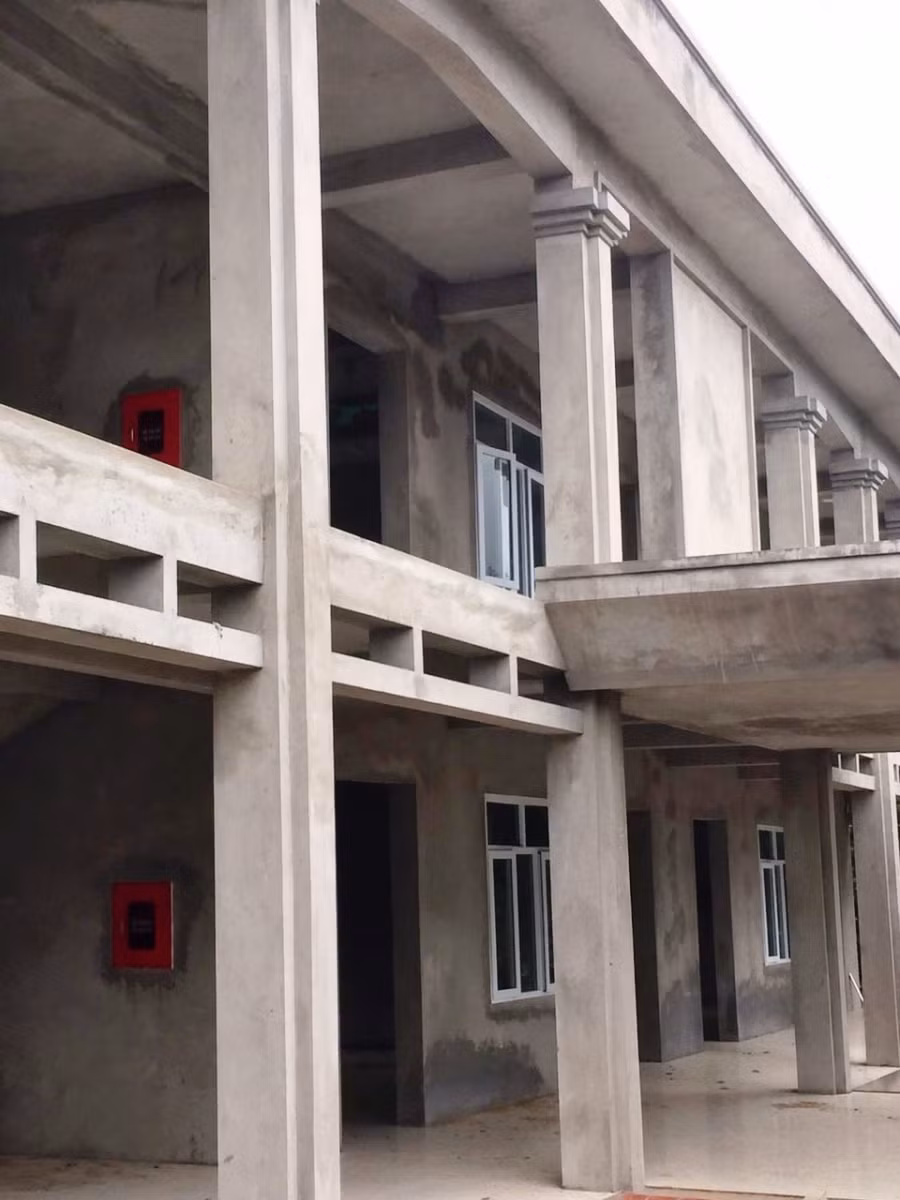 ... và hệ thống cửa sổ bằng nhôm, kính.