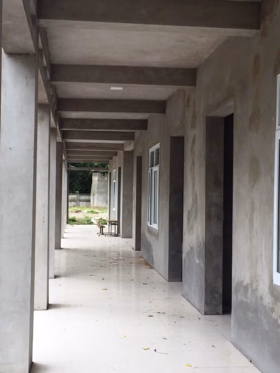 Nhà thầu mới lát xong nền gạch.