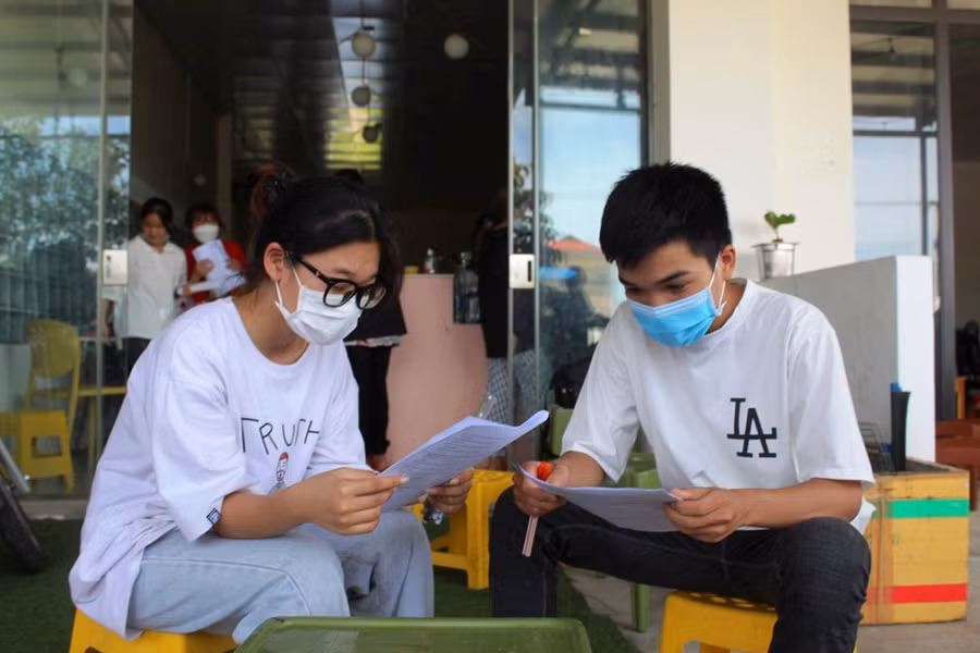 Thí sinh Nguyễn Doãn Bắc (bìa phải), Trường THCS Đông Hải tự tin sau khi hoàn thành bài thi môn Tiếng Anh tại Hội đồng thi Trường THPT Hoằng Hóa 4 (Hoằng Hóa, Thanh Hóa).