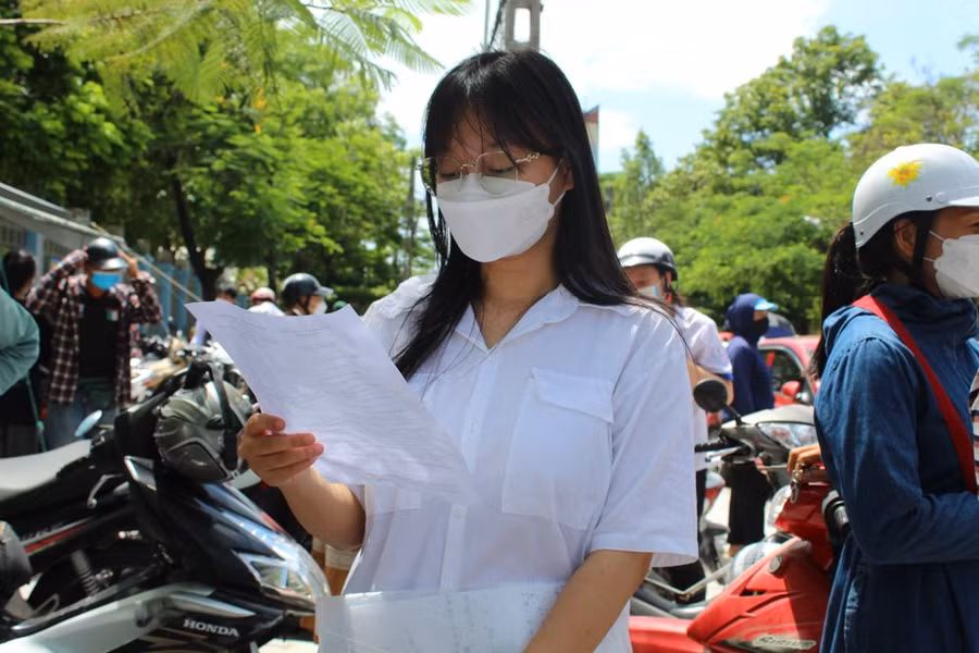 Nữ sinh Đặng Tâm An tại Hội đồng thi Trường THPT Đào Duy Từ nhận định đề thi năm nay có độ phân hóa rõ rệt.