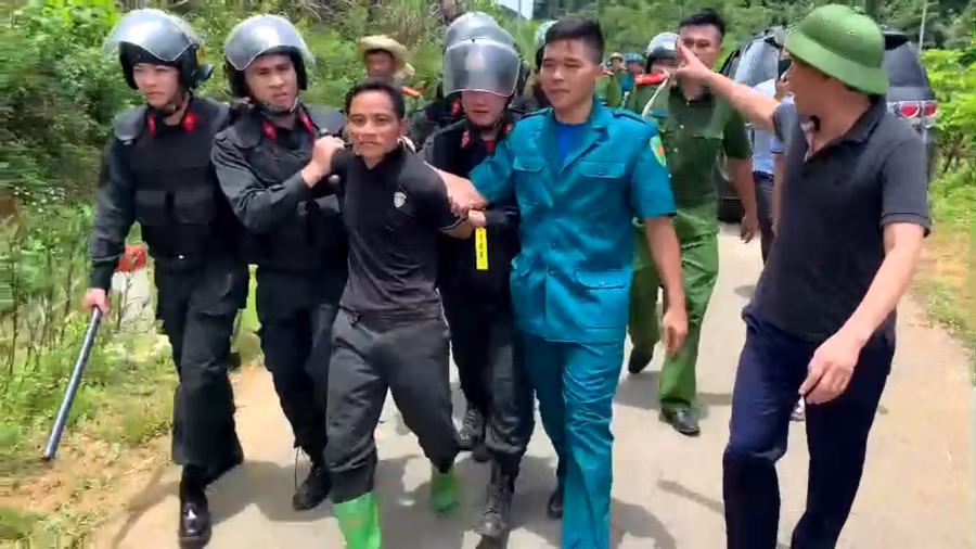 Lực lượng chức năng bắt giữ kẻ gây án.