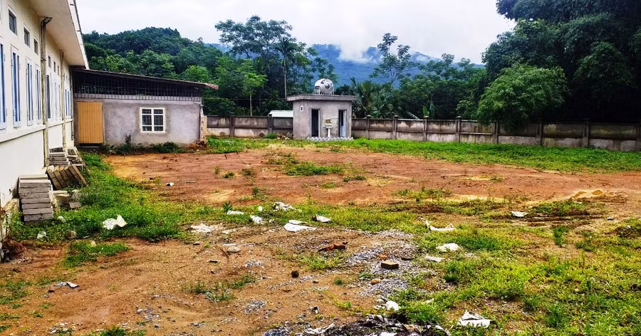 Trường học nhếch nhác, ngổn ngang vì tiến độ "rùa bò" ảnh 4