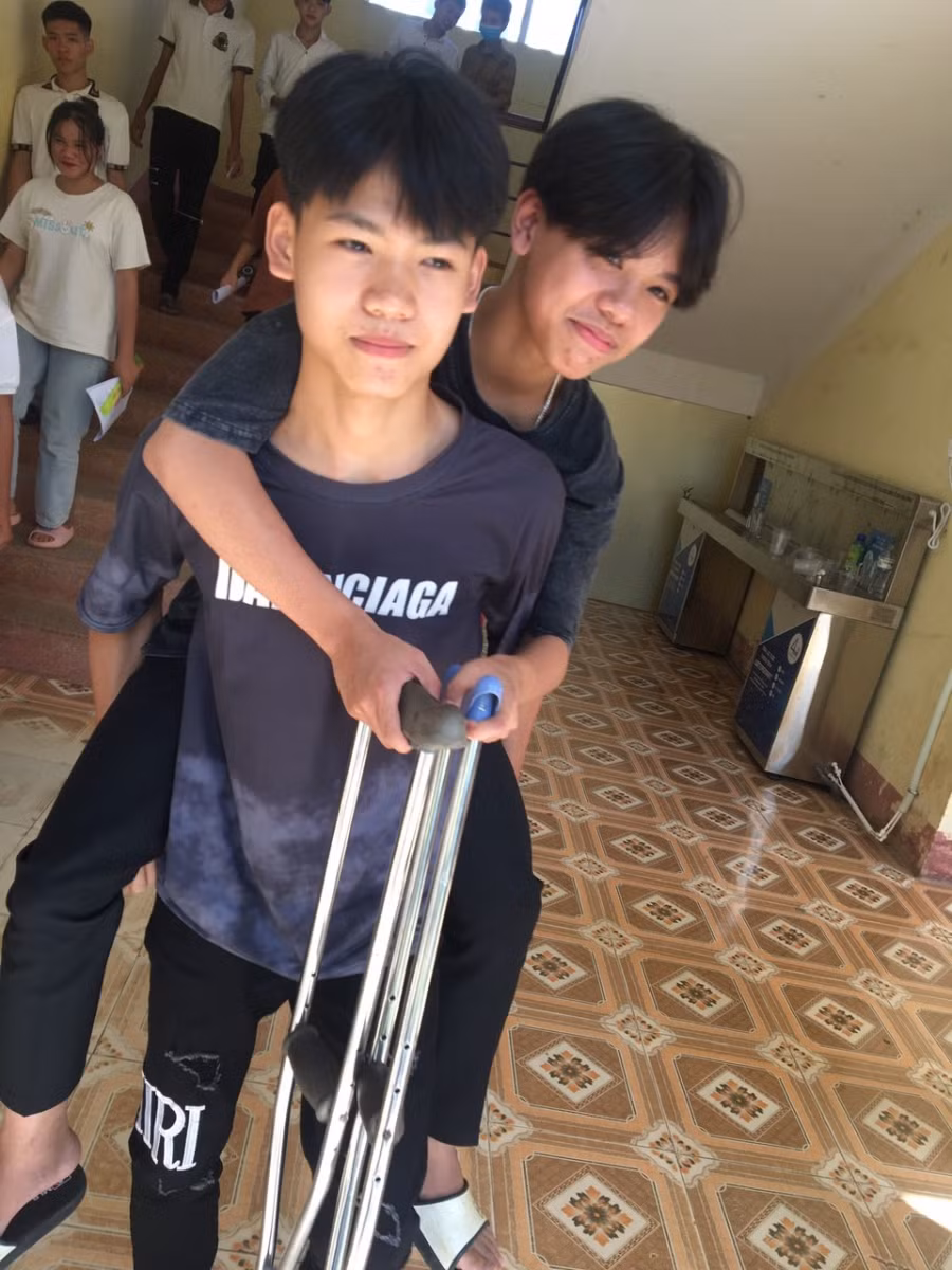 Em Hoàng Đình Phước, ở Hội đồng thi Trường THPT Ngọc Lặc (Thanh Hóa) không may bị gãy chân trước đó, nên được bạn cõng đến phòng thi.