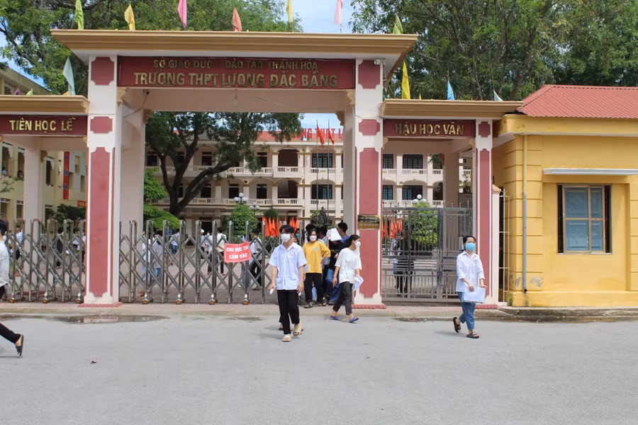 Thí sinh ra khỏi phòng thi tại Hội đồng thi Trường THPT Lương Đắc Bằng (Hoằng Hóa, Thanh Hóa).