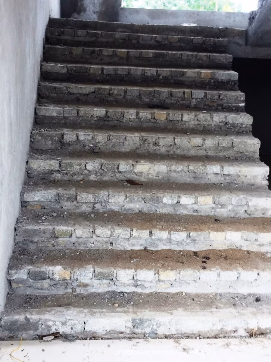 Cầu thang cũng chưa lát đá.