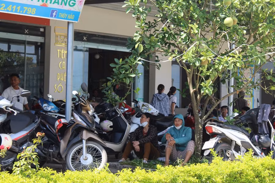 Nhiều phụ huynh vạ vật dưới cái nắng chang chang chờ đợi con, em mình dự thi.