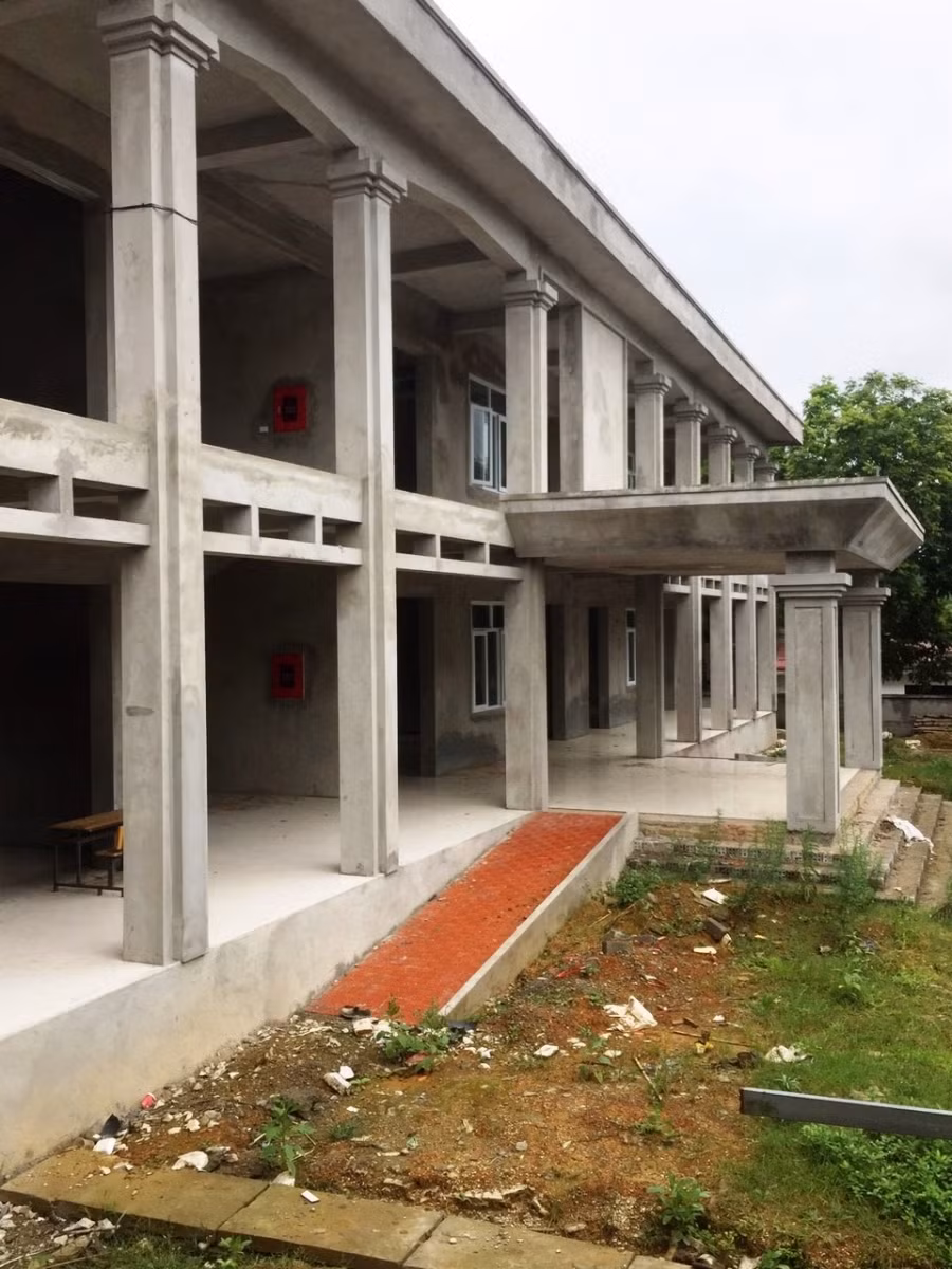 Cảnh nhếch nhác.