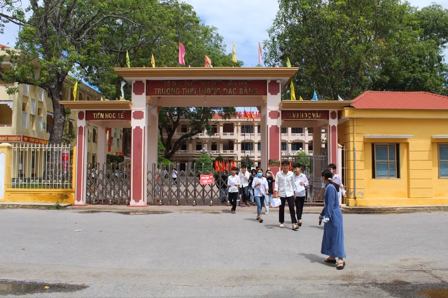 Thí sinh rời phòng thi tại Trường THPT Lương Đắc Bằng (Hoằng Hóa, Thanh Hóa).