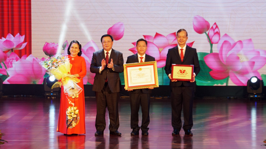 Ông Nguyễn Xuân Thắng, Giám đốc Học viện Chính trị quốc gia Hồ Chí Minh trao bằng công nhận Học viện Cán bộ TPHCM đạt chuẩn mức 1. Ảnh: Mạnh Tùng Ông Nguyễn Xuân Thắng, Giám đốc Học viện Chính trị quốc gia Hồ Chí Minh trao bằng công nhận Học viện Cán bộ TPHCM đạt chuẩn mức 1. Ảnh: Mạnh Tùng