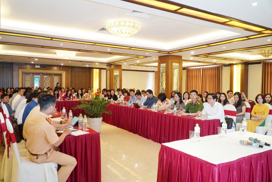 Các đại biểu, chuyên gia, cán bộ quản lý, giáo viên tham gia hội thảo. Ảnh: Hồ Lài