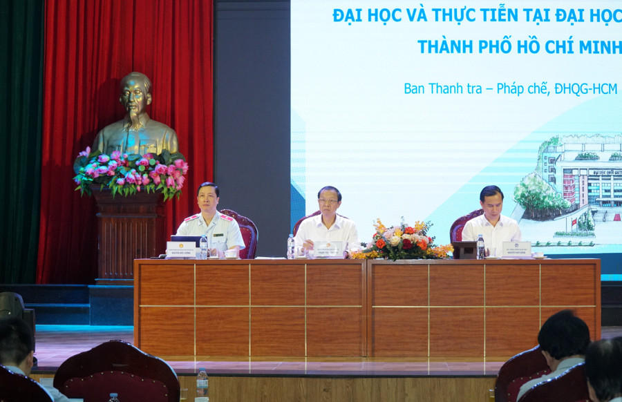 Thứ trưởng Phạm Ngọc Thưởng cùng Chánh thanh tra Bộ GD&ĐT Nguyễn Đức Cường, Hiệu trưởng Trường Đại học Vinh Nguyễn Huy Bằng chủ trì, hướng dẫn hội nghị. Ảnh: Hồ Lài Thứ trưởng Phạm Ngọc Thưởng cùng Chánh thanh tra Bộ GD&ĐT Nguyễn Đức Cường, Hiệu trưởng Trường Đại học Vinh Nguyễn Huy Bằng chủ trì, hướng dẫn hội nghị. Ảnh: Hồ Lài