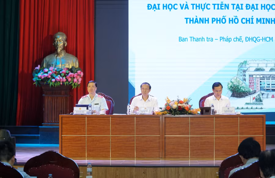 Thứ trưởng Phạm Ngọc Thưởng cùng Chánh thanh tra Bộ GD&amp;ĐT Nguyễn Đức Cường, Hiệu trưởng Trường Đại học Vinh Nguyễn Huy Bằng chủ trì, hướng dẫn hội nghị. Ảnh: Hồ Lài