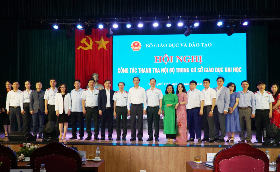 Thứ trưởng Phạm Ngọc Thưởng chụp ảnh lưu niệm cùng các đại biểu tại hội nghị. Ảnh: Hồ Lài Thứ trưởng Phạm Ngọc Thưởng chụp ảnh lưu niệm cùng các đại biểu tại hội nghị. Ảnh: Hồ Lài