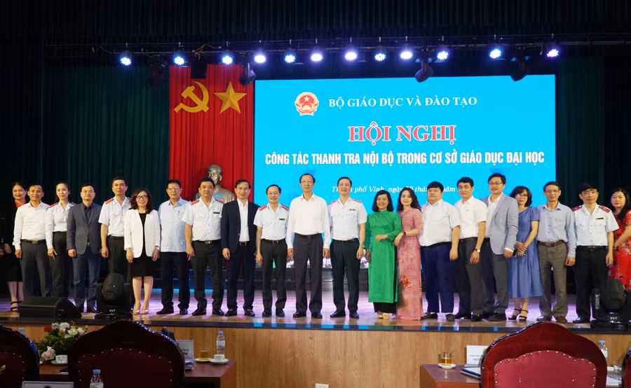 Thứ trưởng Phạm Ngọc Thưởng chụp ảnh lưu niệm cùng các đại biểu tại hội nghị. Ảnh: Hồ Lài