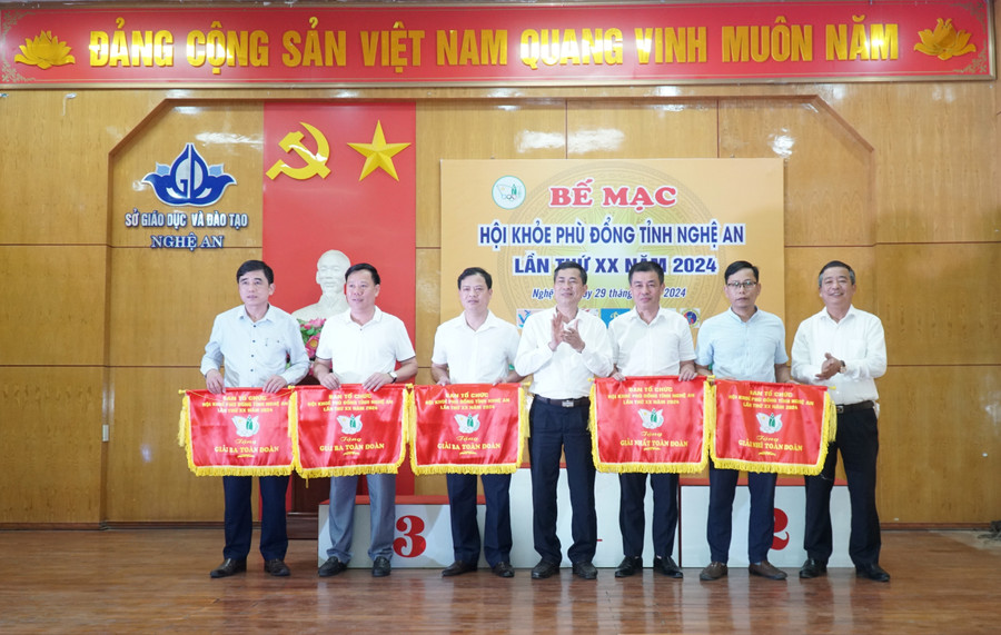 Ban tổ chức tặng cờ cho các đơn vị đạt thành tích xuất sắc toàn đoàn tại Hội khỏe Phù Đổng tỉnh Nghệ An năm 2024 (thành phố Vinh đạt giải Nhất; huyện Diễn Châu đạt giải Nhì và huyện Thanh Chương, Tương Dương, Quỳnh Lưu đạt giải Ba). Ảnh: Hồ Lài
