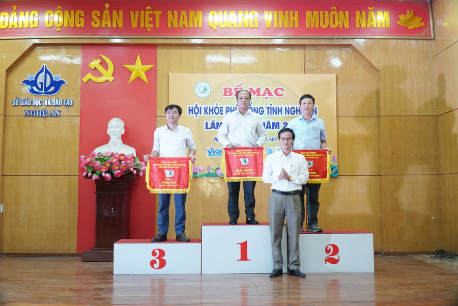 Ban tổ chức trao giải cho đơn vị giành giải Nhất, Nhì, Ba các môn thi đấu. Ảnh: Hồ Lài