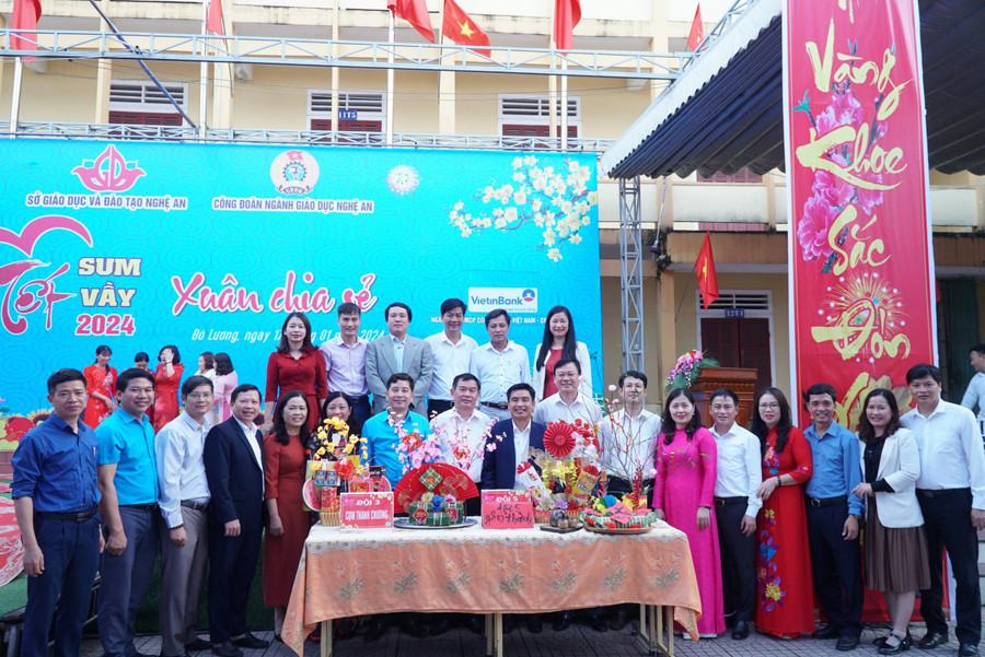 Chương trình nhằm đem cái tết trọn vẹn hơn đến với nhà giáo trên địa bàn tỉnh Nghệ An. Ảnh: Hồ Lài Chương trình nhằm đem cái tết trọn vẹn hơn đến với nhà giáo trên địa bàn tỉnh Nghệ An. Ảnh: Hồ Lài