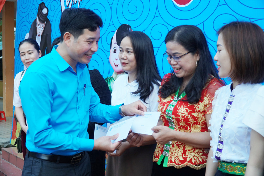 Trao quà tết cho giáo viên là người dân tộc thiểu số. Ảnh: Hồ Lài Trao quà tết cho giáo viên là người dân tộc thiểu số. Ảnh: Hồ Lài