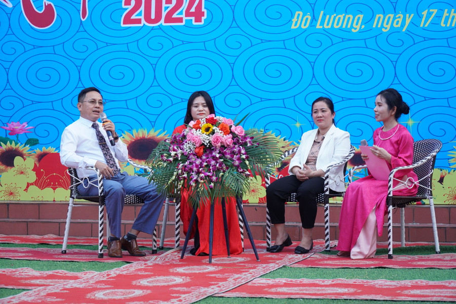 Chương trình tọa đàm giao lưu với nhân viên trường học trên địa bàn tỉnh Nghệ An. Ảnh: Hồ Lài Chương trình tọa đàm giao lưu với nhân viên trường học trên địa bàn tỉnh Nghệ An. Ảnh: Hồ Lài