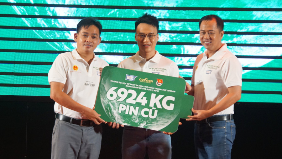 Nghi thức bàn giao pin cũ cho đơn vị xử lý. Ảnh: Mạnh Tùng