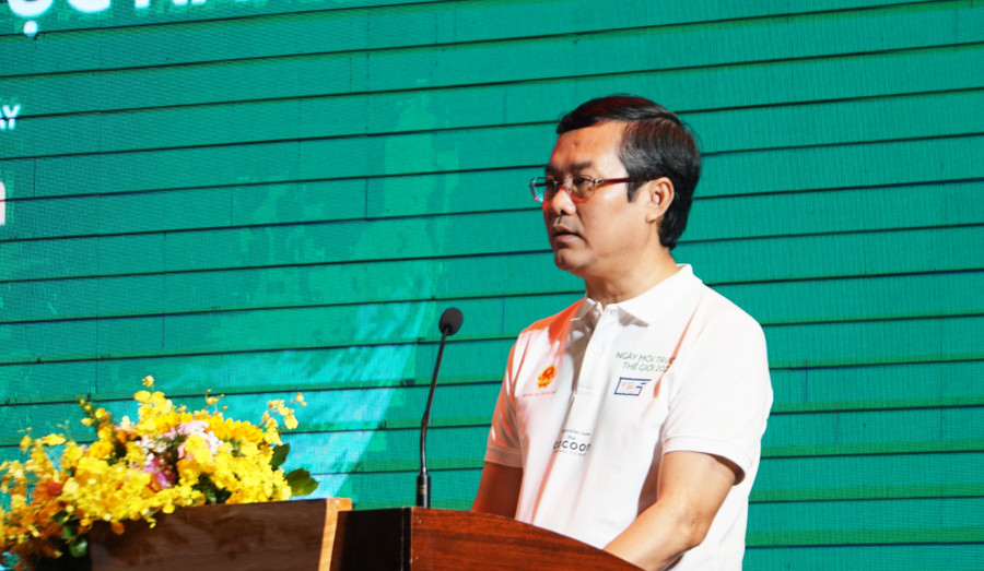 Thứ trưởng Bộ GD&amp;ĐT Nguyễn Văn Phúc phát biểu tại lễ mít tinh. Ảnh: Mạnh Tùng