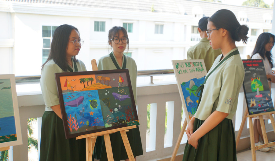 Học sinh, sinh viên xem các tranh vẽ cổ động bảo vệ môi trường tại lễ mít tinh. Ảnh: Mạnh Tùng