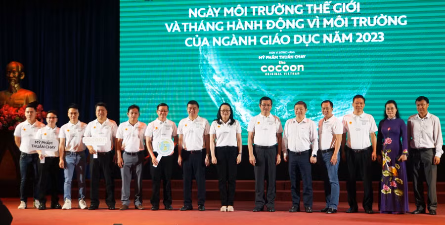 Các đại biểu tham dự lễ mít tinh hưởng ứng ngày Môi trường thế giới tại Trường Đại học Sư phạm TPHCM sáng 23/6. Ảnh: Mạnh Tùng