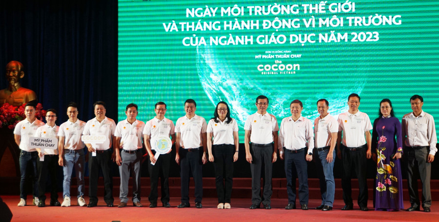 Các đại biểu tham dự lễ mít tinh hưởng ứng ngày Môi trường thế giới tại Trường Đại học Sư phạm TPHCM sáng 23/6. Ảnh: Mạnh Tùng