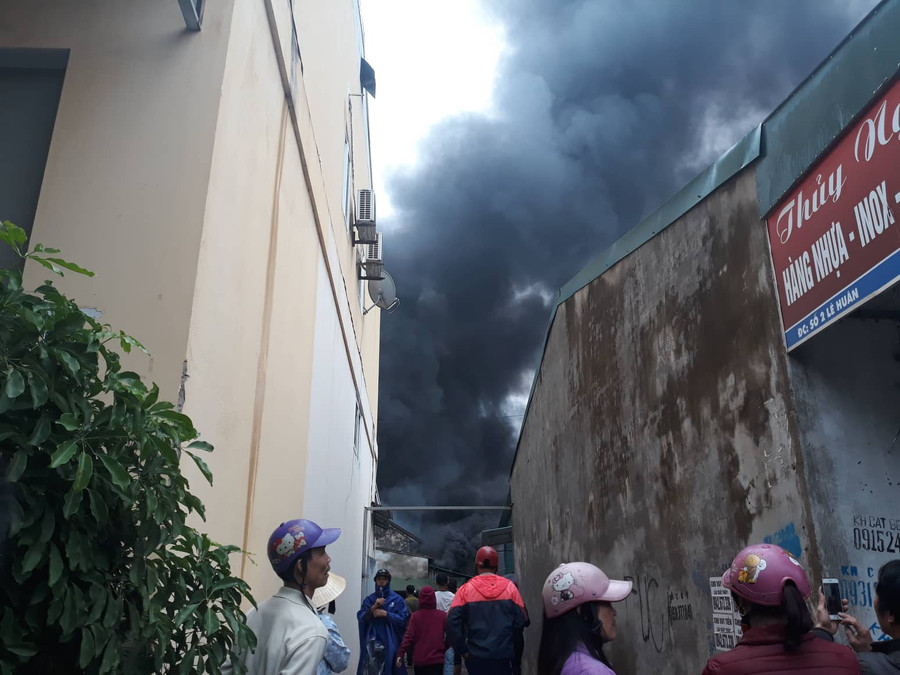 Cột khói bốc cao hàng chục mét