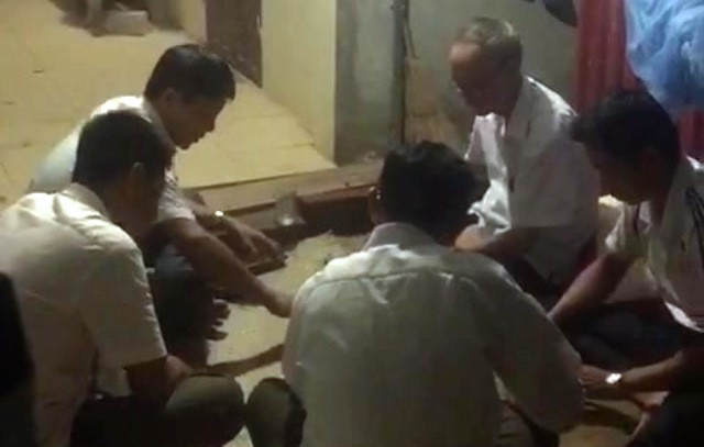 Bí thư Đảng ủy và Phó Chủ tịch xã Hợp Thành (Triệu Sơn, Thanh Hóa) đánh bài ăn tiền tại công sở, bị người dân quay video clip. Ảnh: Cắt từ clip. Bí thư Đảng ủy và Phó Chủ tịch xã Hợp Thành (Triệu Sơn, Thanh Hóa) đánh bài ăn tiền tại công sở, bị người dân quay video clip. Ảnh: Cắt từ clip.