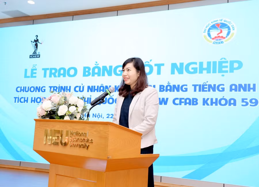 Bà Đặng Thị Mai Trang - Trưởng đại diện ICAEW tại Việt Nam chúc mừng những thành công của 24 sinh viên đầu tiên tốt nghiệp