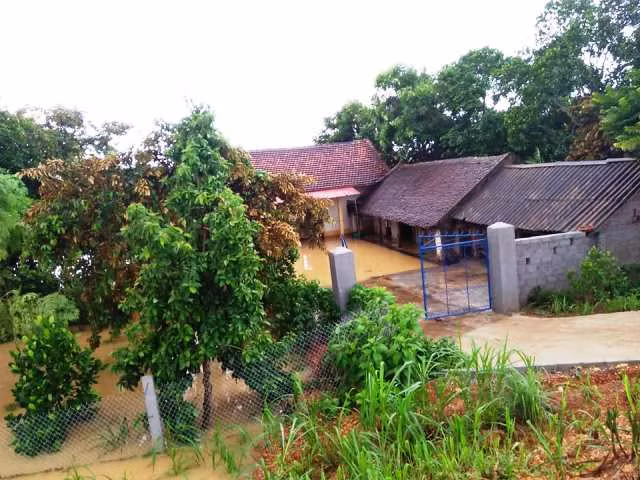 Nước sông Cầu Chày dâng cao đã khiến nhiều nhà dân ở xã Quảng Phú bị ảnh hưởng. Nước sông Cầu Chày dâng cao đã khiến nhiều nhà dân ở xã Quảng Phú bị ảnh hưởng.