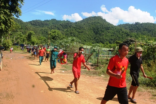 Người dân Sa Ná (xã Na Mèo, huyện Quan Sơn, Thanh Hóa) tìm thấy 1 nạn nhân bị mất tích trong lũ và đưa về bản để mai táng.