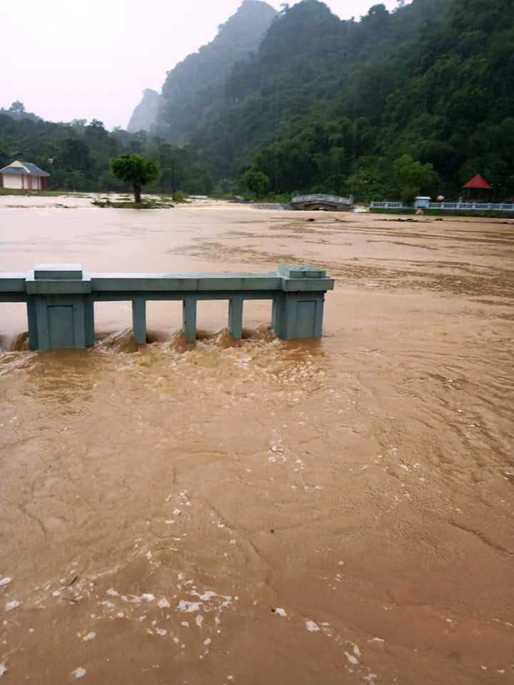 Nhiều nơi ở huyện Ngọc Lặc (Thanh Hóa) bị nước rất sâu.