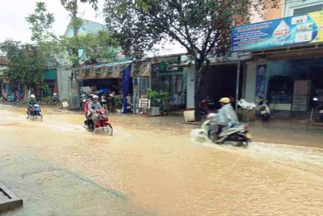 Tuyến đường trong thị trấn Ngọc Lặc bị chìm sâu trong nước. Tuyến đường trong thị trấn Ngọc Lặc bị chìm sâu trong nước.