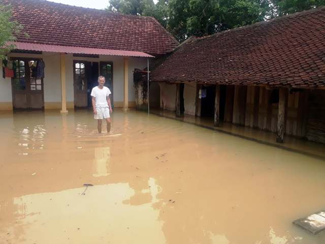 Một gia đình người dân ở xã Quảng Phú bị nước ngập vào.