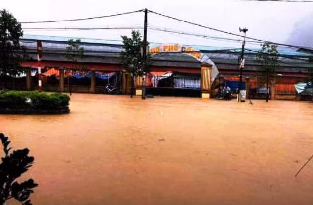 Khu vực chợ Phố Cống, thị trấn Ngọc Lặc (Thanh Hóa) đã bị nước ngập sâu.